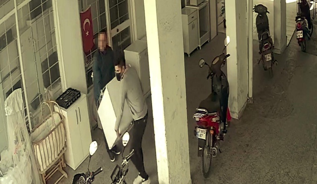 Böyle yüzsüz hırsız görülmedi! Gözüne kestirdiği dükkanı kamyon tutup boşalttı, komşuya da hamallık yaptırdı