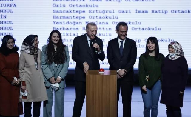 Cumhurbaşkanı Erdoğan, genç öğretmenin atandığı ili duyunca espriyi patlattı: Oo tam da mevsimi