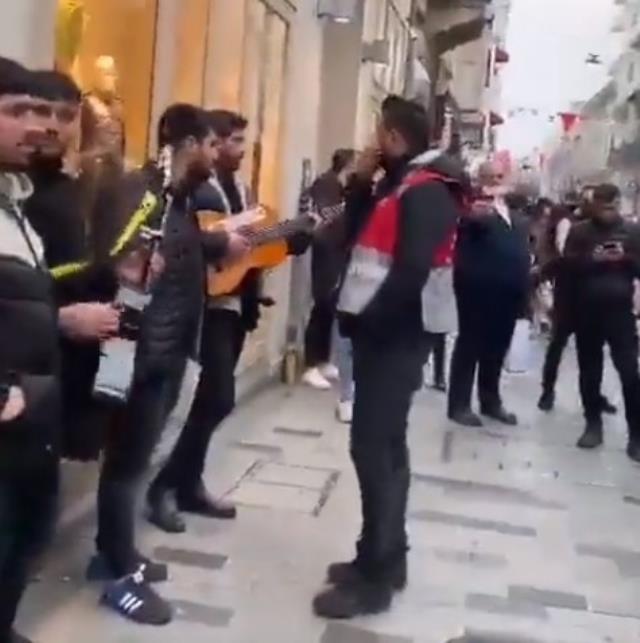 İstiklal Caddesi'nde Kürtçe sokak müziği yapan gençler polis tarafından engellendi mi? İstiklal Caddesi'nde Kürtçe sokak müziği yapan gençler polis tarafından engellendi mi?