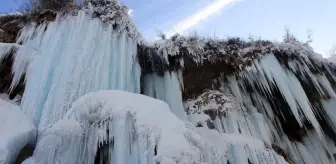 Sivas'ta Dipsiz Göl Şelalesi'nde dev buz sarkıtları oluştu