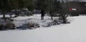 Uludağ'ın buz tutan göllerini testere ile kesti...Üzerinde yürüyüp altında yüzüyor