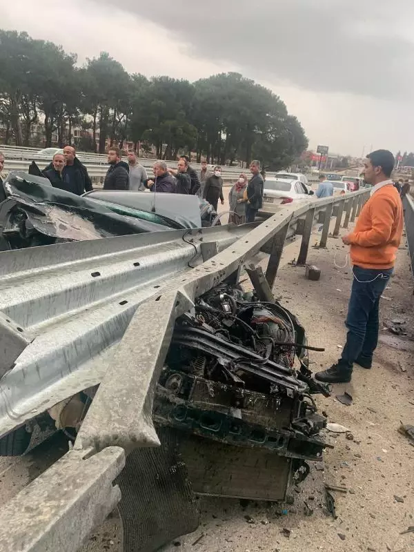 Araçlarıyla bariyerlere dalan 3 arkadaştan 1'i kazadan sağ çıkamadı