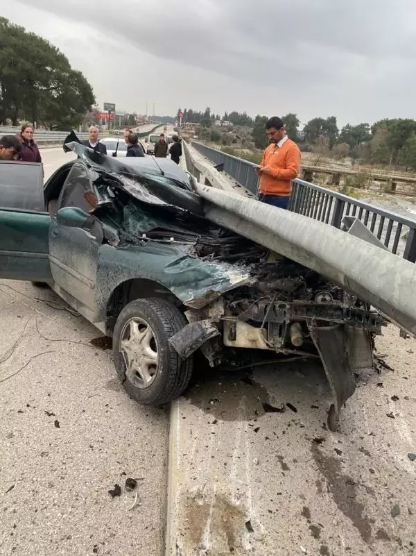 Araçlarıyla bariyerlere dalan 3 arkadaştan 1'i kazadan sağ çıkamadı