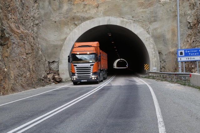 Barajlar şehriydi şimdi tüneller şehri oldu! Artvin'de ulaşım 115 tünelle sağlanıyor Barajlar şehriydi şimdi tüneller şehri oldu! Artvin'de ulaşım 115 tünelle sağlanıyor