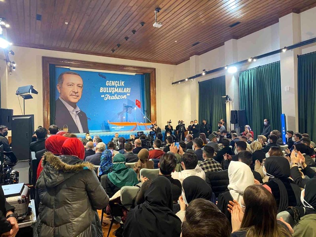 Trabzon'da ilginç anlar! Cumhurbaşkanı Erdoğan'ın adaşına verdiği tepki herkesi güldürdü Trabzon'da ilginç anlar! Cumhurbaşkanı Erdoğan'ın adaşına verdiği tepki herkesi güldürdü