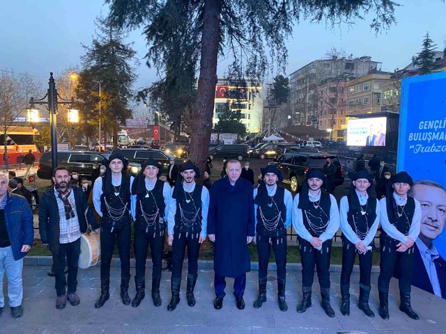 Trabzon'da ilginç anlar! Cumhurbaşkanı Erdoğan'ın adaşına verdiği tepki herkesi güldürdü Trabzon'da ilginç anlar! Cumhurbaşkanı Erdoğan'ın adaşına verdiği tepki herkesi güldürdü