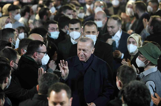 Trabzon'da ilginç anlar! Cumhurbaşkanı Erdoğan'ın adaşına verdiği tepki herkesi güldürdü Trabzon'da ilginç anlar! Cumhurbaşkanı Erdoğan'ın adaşına verdiği tepki herkesi güldürdü