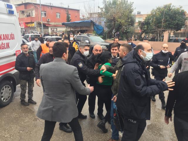 Eşiyle tartışınca evi yaktı; çiftin yakınları birbirlerine saldırdı Eşiyle tartışınca evi yaktı; çiftin yakınları birbirlerine saldırdı