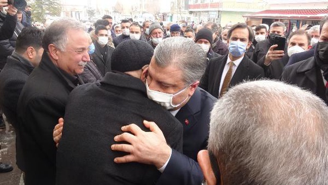 Sağlık Bakanı Koca'nın acı günü! Önce tabuta omuz verdi, sonra taziyeleri kabul etti Sağlık Bakanı Koca'nın acı günü! Önce tabuta omuz verdi, sonra taziyeleri kabul etti