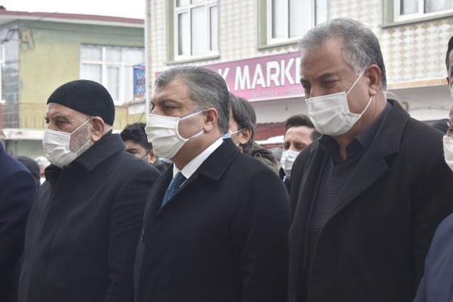 Sağlık Bakanı Koca'nın acı günü! Önce tabuta omuz verdi, sonra taziyeleri kabul etti Sağlık Bakanı Koca'nın acı günü! Önce tabuta omuz verdi, sonra taziyeleri kabul etti