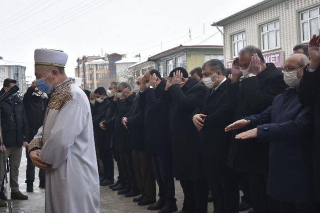 Sağlık Bakanı Koca'nın acı günü! Önce tabuta omuz verdi, sonra taziyeleri kabul etti Sağlık Bakanı Koca'nın acı günü! Önce tabuta omuz verdi, sonra taziyeleri kabul etti