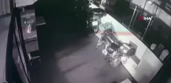 Çubuk'ta taksi iş yerine girdi