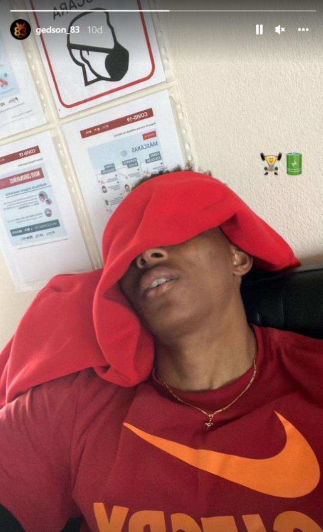 Beşiktaş'a imza atan Gedson'un iniş saati belli oldu! Uçağa binmeden önce yaptığı Galatasaraylıları kızdırdı Beşiktaş'a imza atan Gedson'un iniş saati belli oldu! Uçağa binmeden önce yaptığı Galatasaraylıları kızdırdı