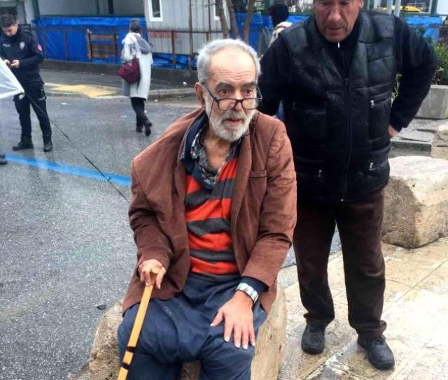 Çocuklarının sokağa terk ettiği yaşlı adama esnaf sahip çıktı
