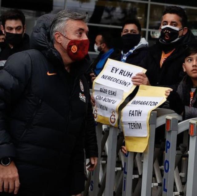 Galatasaray takımına Fatih Terim'li tepki! Torrent kendisine gösterilen pankartla dondu kaldı Galatasaray takımına Fatih Terim'li tepki! Torrent kendisine gösterilen pankartla dondu kaldı