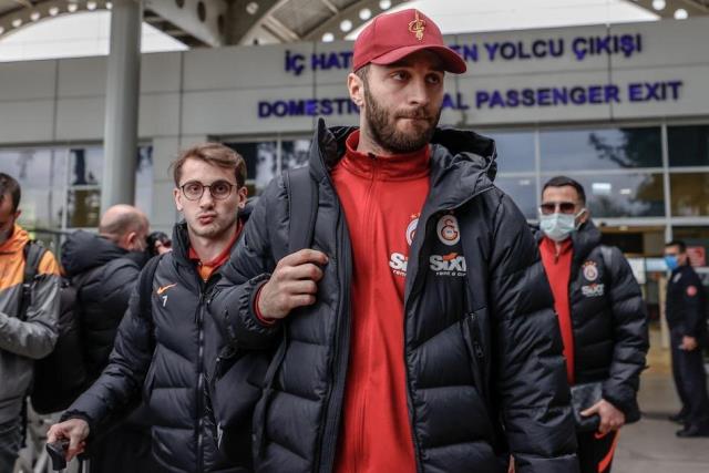 Galatasaray takımına Fatih Terim'li tepki! Torrent kendisine gösterilen pankartla dondu kaldı Galatasaray takımına Fatih Terim'li tepki! Torrent kendisine gösterilen pankartla dondu kaldı