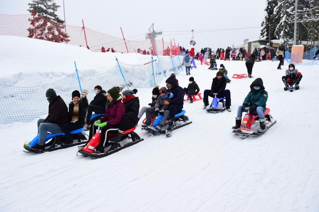 'Kepçeci abi kürümesen olmaz mı' sözleriyle gündem olan çocuklar Ilgaz'da kayak yapmaya götürüldü
