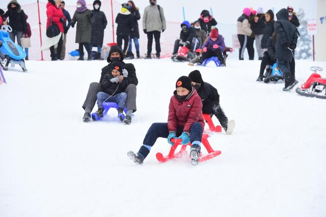'Kepçeci abi kürümesen olmaz mı' sözleriyle gündem olan çocuklar Ilgaz'da kayak yapmaya götürüldü