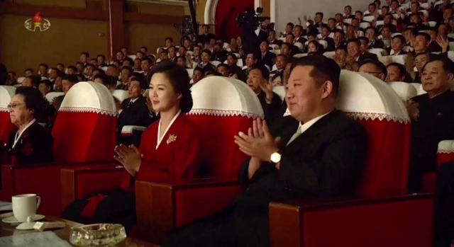 Kuzey Kore lideri Kim'in eşi Ri, aylar sonra ilk kez görüntülendi