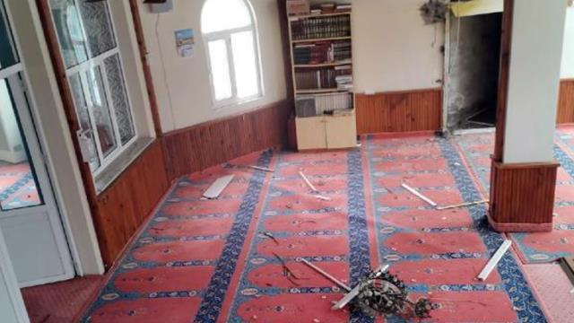 Namaza yarım saat kala camiye yıldırım düştü! Kapı ve pencere camları kırıldı Namaza yarım saat kala camiye yıldırım düştü! Kapı ve pencere camları kırıldı