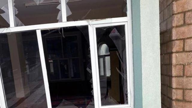 Namaza yarım saat kala camiye yıldırım düştü! Kapı ve pencere camları kırıldı Namaza yarım saat kala camiye yıldırım düştü! Kapı ve pencere camları kırıldı