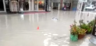 Yarım saat yağmur yağdı, iş yerlerini su bastı