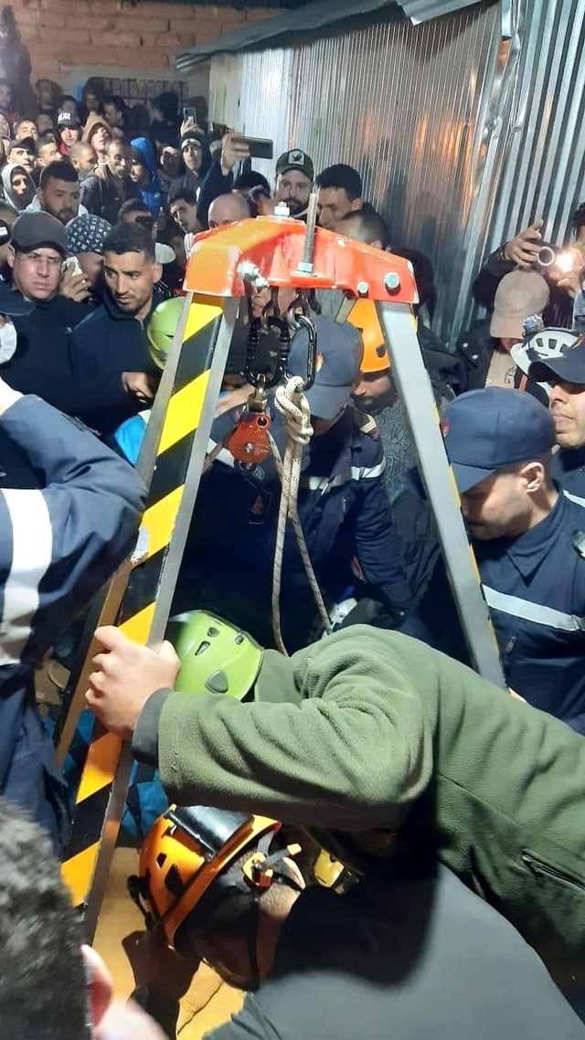 Tüyleri diken diken eden olay! 32 metrelik kuyuya düşen çocuğu kurtarmak için 48 saattir toprağı kazıyorlar Tüyleri diken diken eden olay! 32 metrelik kuyuya düşen çocuğu kurtarmak için 48 saattir toprağı kazıyorlar