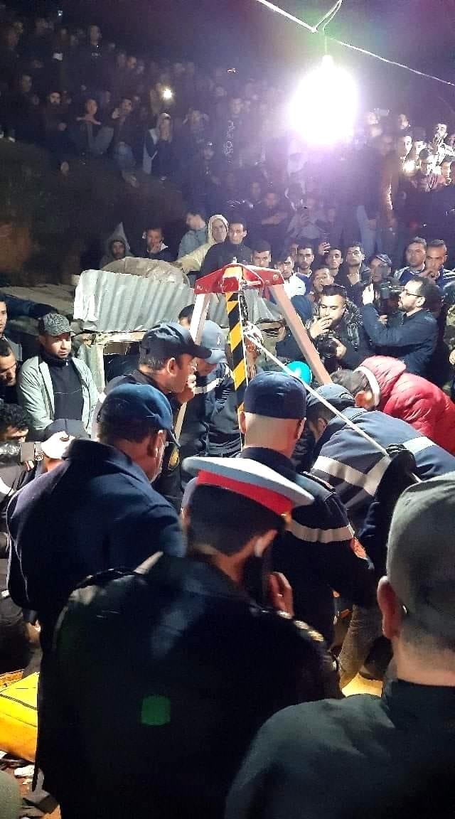 Tüyleri diken diken eden olay! 32 metrelik kuyuya düşen çocuğu kurtarmak için 48 saattir toprağı kazıyorlar Tüyleri diken diken eden olay! 32 metrelik kuyuya düşen çocuğu kurtarmak için 48 saattir toprağı kazıyorlar