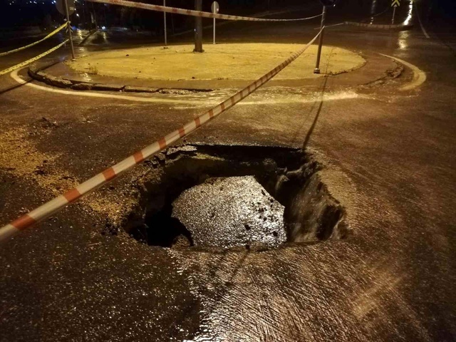 İzmir'i sağanak vurdu: Ev ve iş yerlerini su bastı, yol çöktü