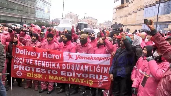 İş bırakan Yemek Sepeti kuryeleri, 3 gündür eylemde! Zammın güncellenmesini istiyorlar