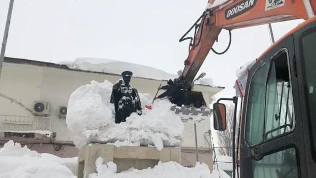 Polisler kepçeyle çıkıp, Atatürk büstünü kardan temizledi Polisler kepçeyle çıkıp, Atatürk büstünü kardan temizledi