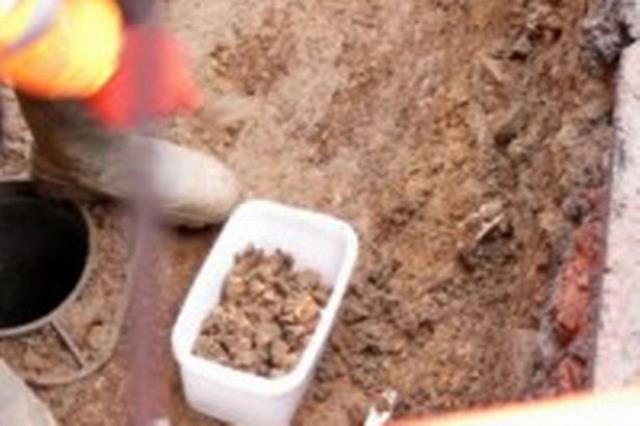 Şehrin tıkanan borularını tamir etmek için kazı yapan işçiler, korkunç gerçeği ortaya çıkardı! Her yerden kemik fışkırdı