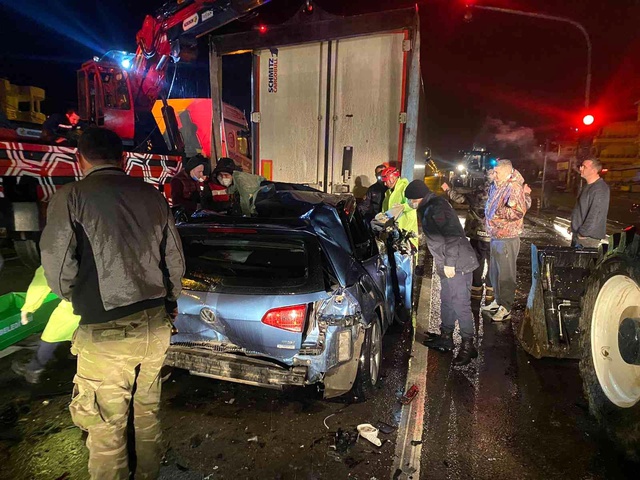 Tırın altına giren otomobilin sürücüsü yaşamını yitirdi Tırın altına giren otomobilin sürücüsü yaşamını yitirdi