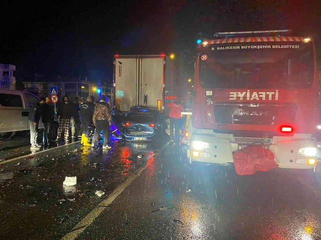 Tırın altına giren otomobilin sürücüsü yaşamını yitirdi Tırın altına giren otomobilin sürücüsü yaşamını yitirdi