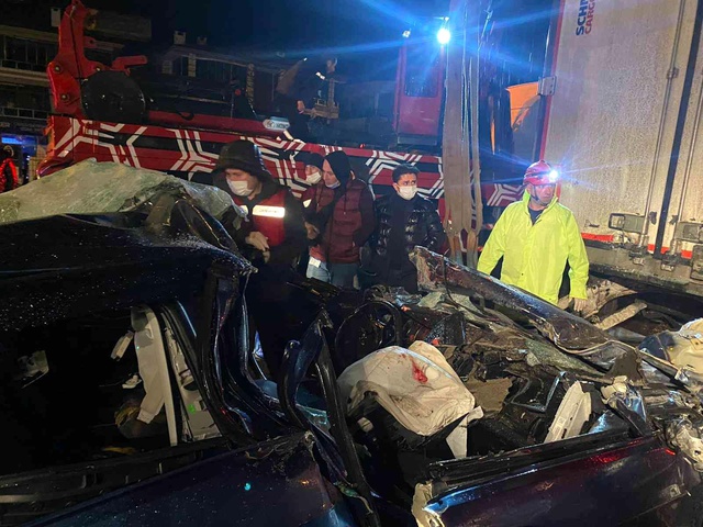 Tırın altına giren otomobilin sürücüsü yaşamını yitirdi Tırın altına giren otomobilin sürücüsü yaşamını yitirdi