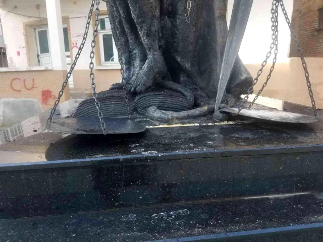 Edirne'de Adalet Anıtı'nı ateşe verdiler! 2 şüpheli gözaltında