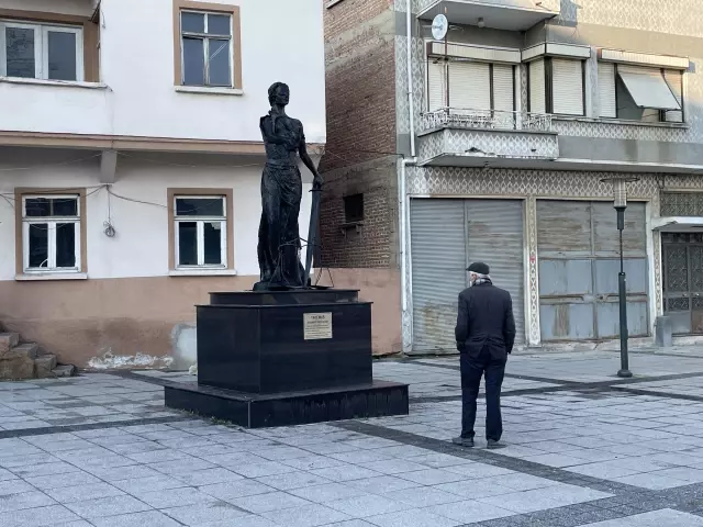 Edirne'de Adalet Anıtı'nı ateşe verdiler! 2 şüpheli gözaltında