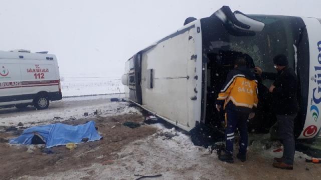Yolcu otobüsünün devrilmesi sonucu 1 kişi öldü, 34 kişi yaralandı