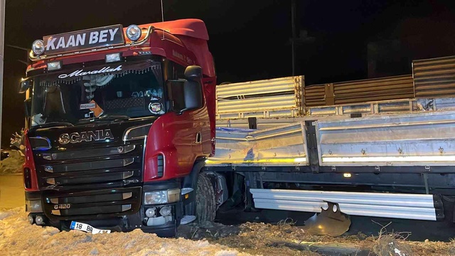 Buzlanma beraberinde kaza getirdi! Düzce'de 25 araç birbirine girdi