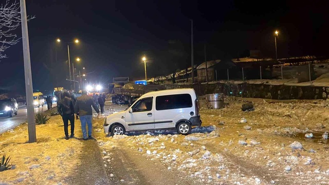 Buzlanma beraberinde kaza getirdi! Düzce'de 25 araç birbirine girdi
