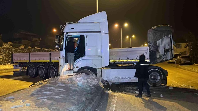 Buzlanma beraberinde kaza getirdi! Düzce'de 25 araç birbirine girdi