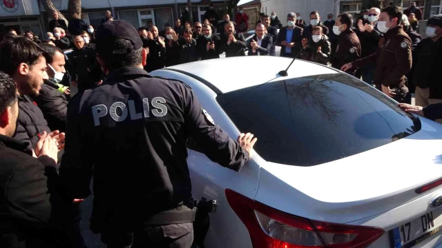 Gözaltına alınan CHP'li Küçükkuyu Belediye Başkanı adliye sevk edildi