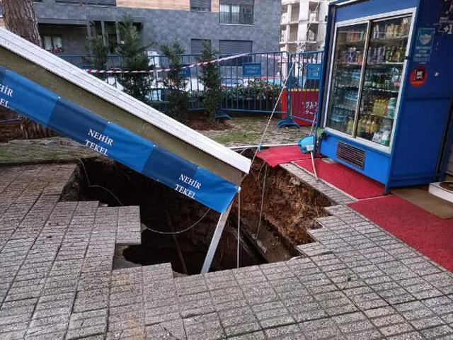 İstanbul'un göbeğinde korkutan manzara! Marketten çıkanlar dev çukura korku içinde baktı İstanbul'un göbeğinde korkutan manzara! Marketten çıkanlar dev çukura korku içinde baktı