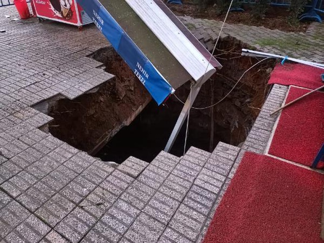 İstanbul'un göbeğinde korkutan manzara! Marketten çıkanlar dev çukura korku içinde baktı İstanbul'un göbeğinde korkutan manzara! Marketten çıkanlar dev çukura korku içinde baktı