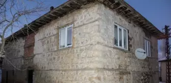 Kerpiç evin biriken kar nedeniyle çöken ikinci katı kullanılamaz hale geldi