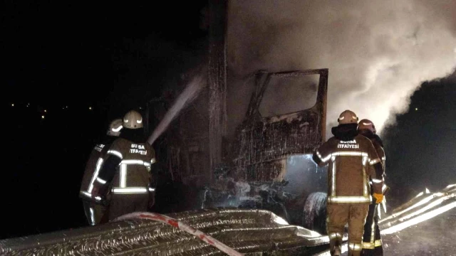 Son dakika haber | Bursa'da feci kaza: 2 kişi sıkıştıkları kamyonda yanarak can verdiler