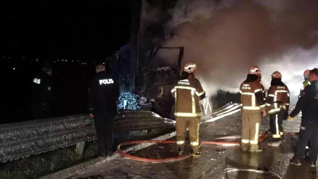 Son dakika haber | Bursa'da feci kaza: 2 kişi sıkıştıkları kamyonda yanarak can verdiler