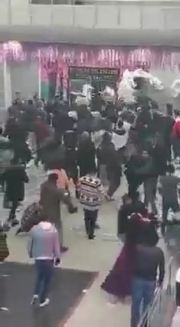 Düğünde sandalyeler havada uçuştu, ortalık savaş alanına döndü; o anlar kamerada