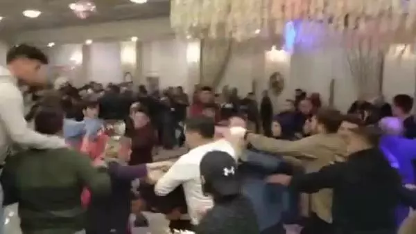 Düğünde sandalyeler havada uçuştu, ortalık savaş alanına döndü; o anlar kamerada