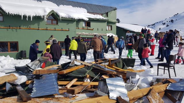 Saklıkent Kayak Merkezi'nde kar birikmesi nedeniyle sundurma çöktü: 8 yaralı